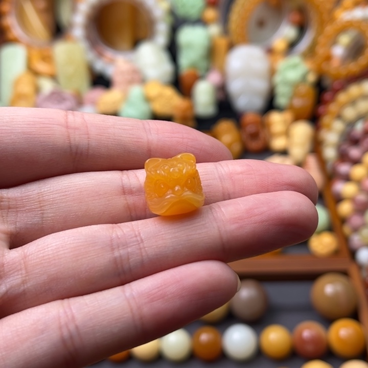 石英质玉（缅黄）未镶嵌珠宝半成品醒狮