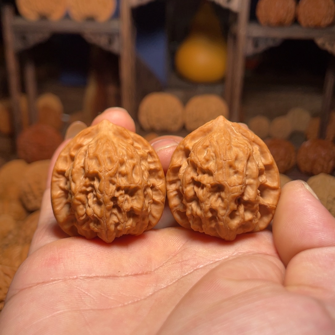 F***睿文玩核桃吊坠梨木台