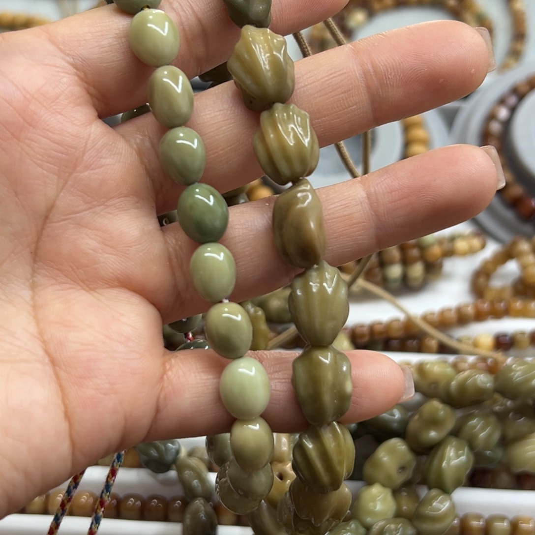 U***n手串龙脊菩提原籽。糖豆各一条