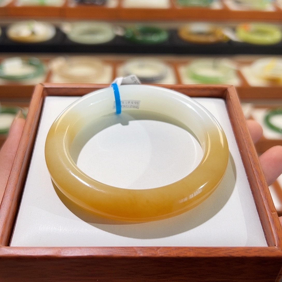 和田玉手镯未镶嵌半山水糖白