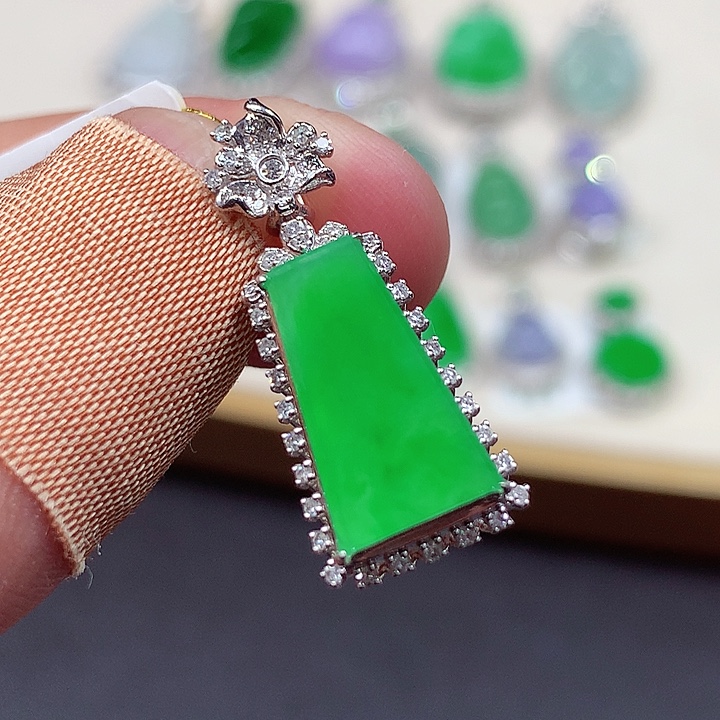 翡翠18K金镶嵌颈饰