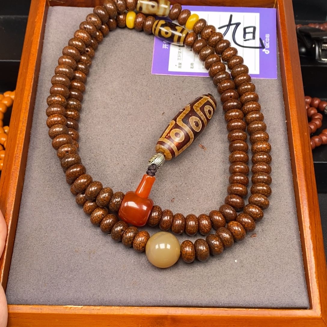 星月菩提吊坠上**水星月