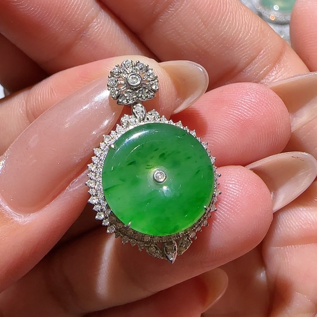 【闪购商品】颈饰18K金镶嵌翡翠六*天然