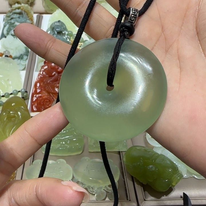蛇纹石玉吊坠未镶嵌