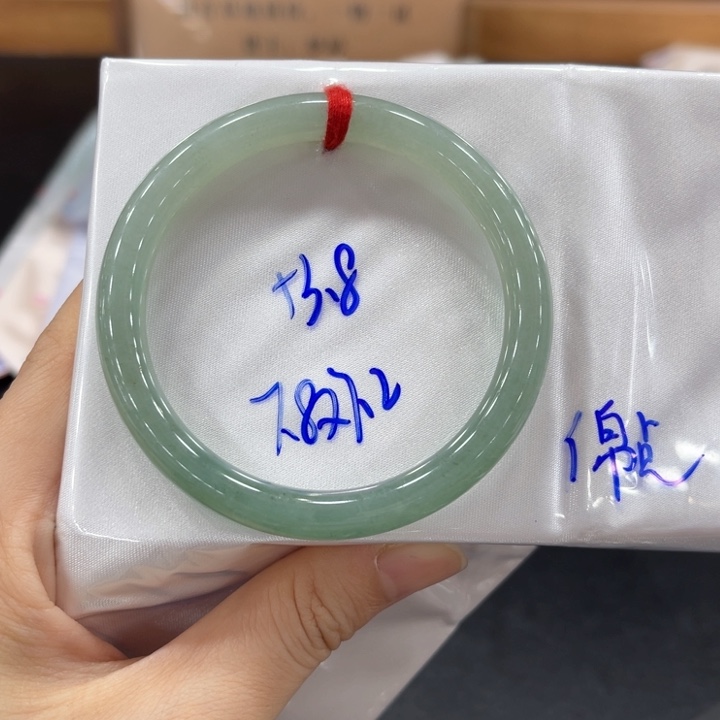 翡翠手镯未镶嵌翡翠