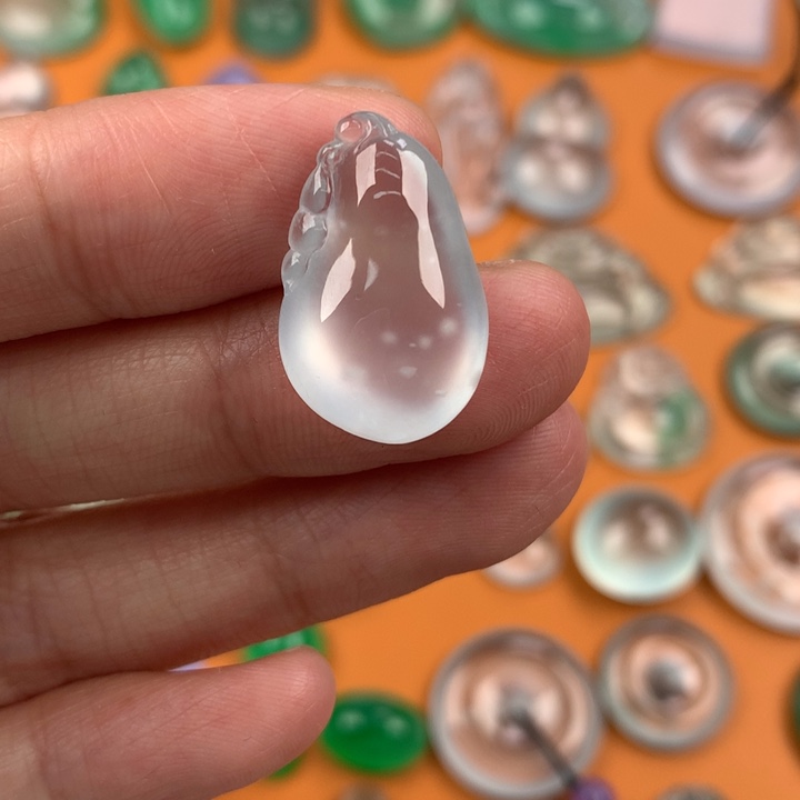 翡翠挂件未镶嵌…..