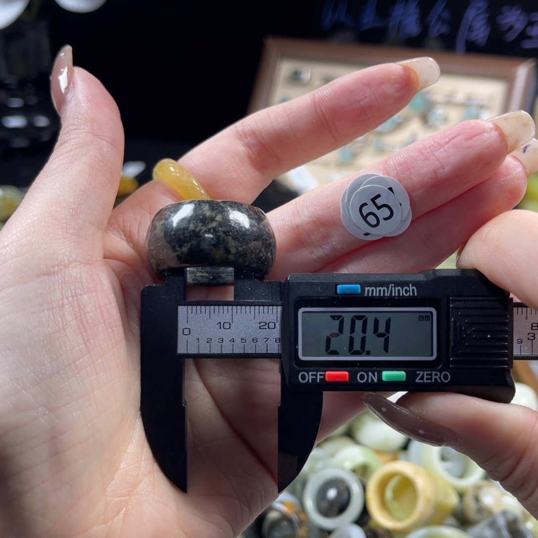 蛇纹石玉未镶嵌戒指