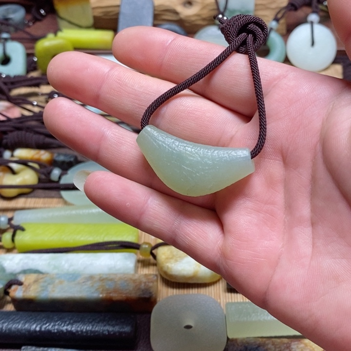 蛇纹石玉挂件未镶嵌