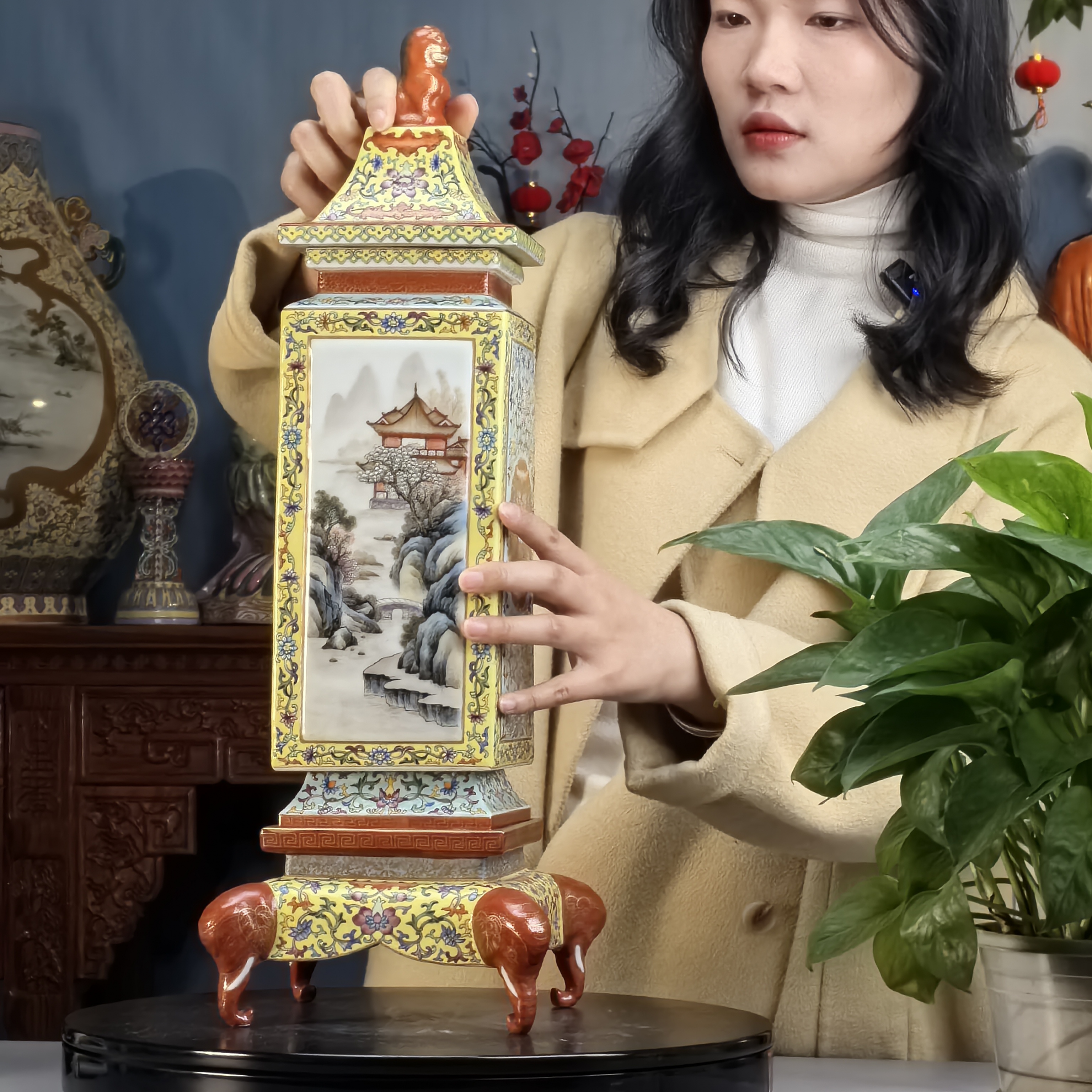 珐琅彩黄釉花卉四方盖罐