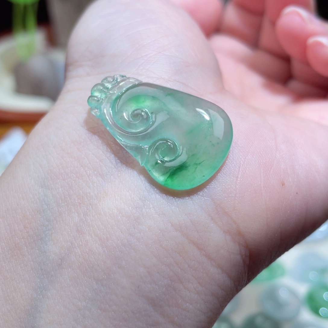 翡翠颈饰未镶嵌如意