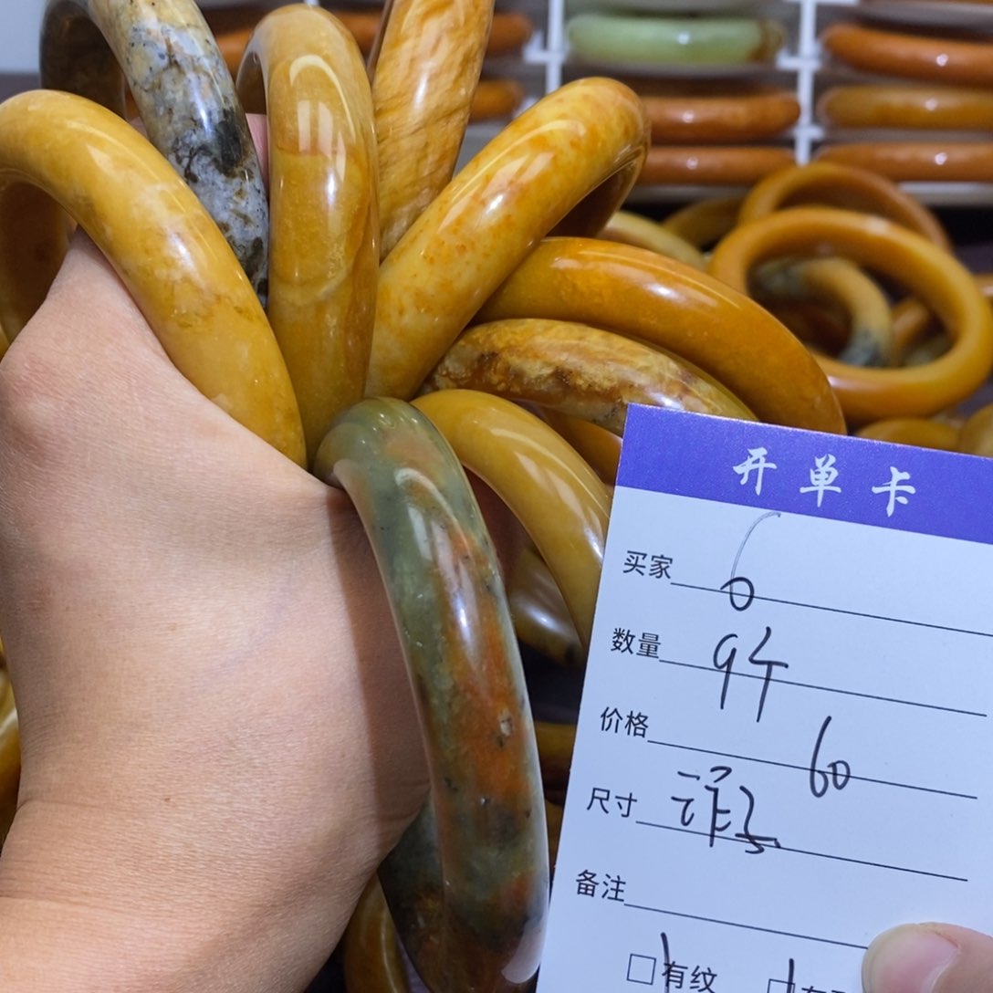 未镶嵌蛇纹石玉手镯胡*伟