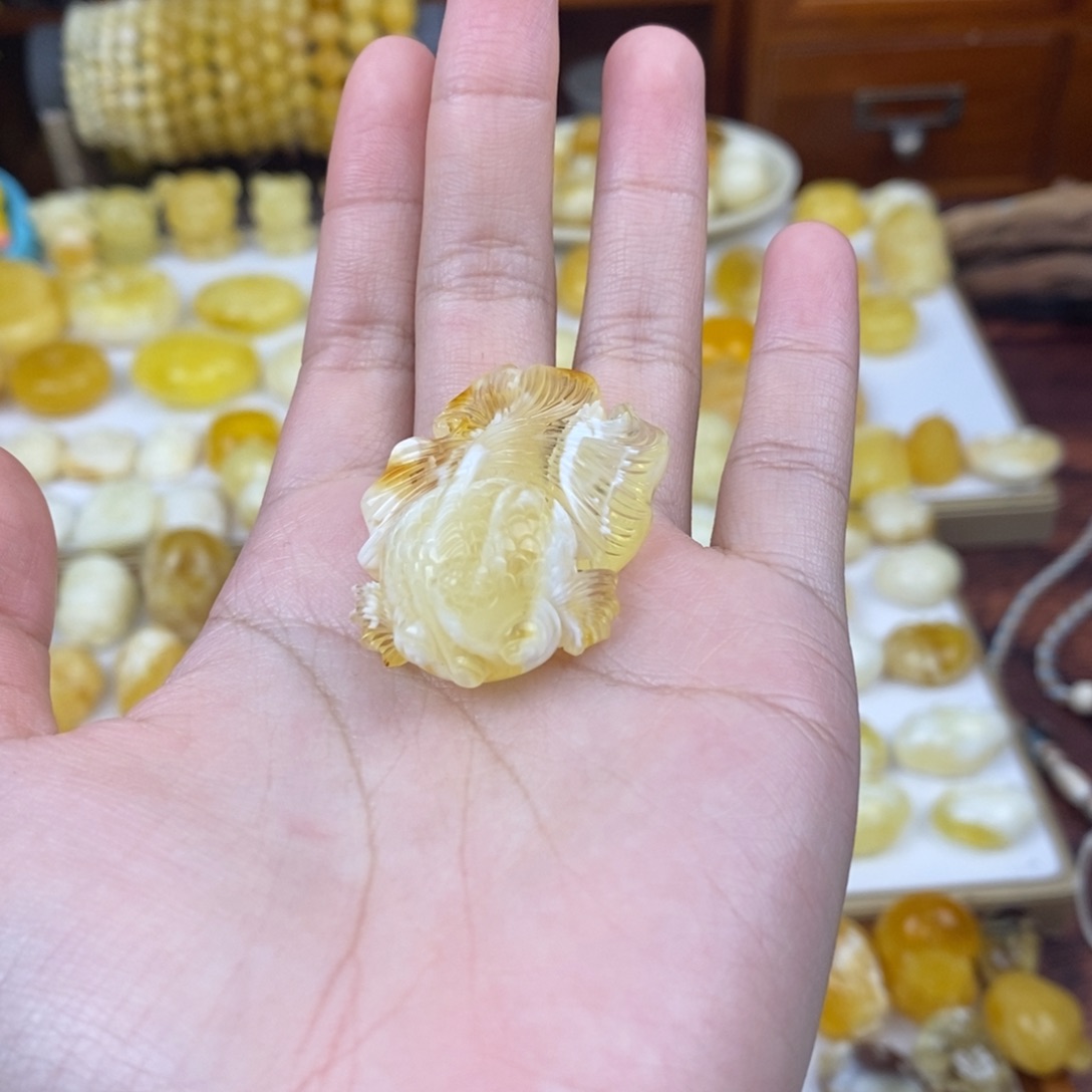 琥珀颈饰未镶嵌白花锦鲤