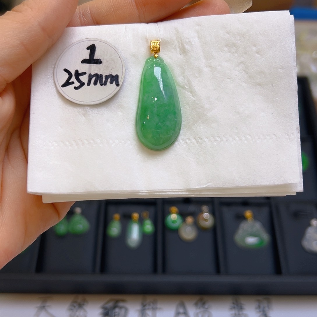 翡翠颈饰18K金镶嵌翡翠