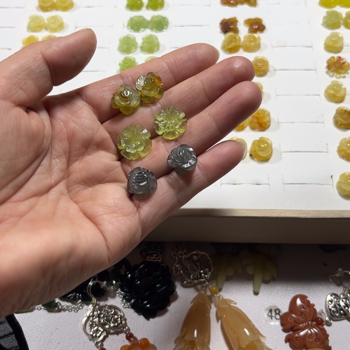 蛇纹石玉未镶嵌耳饰