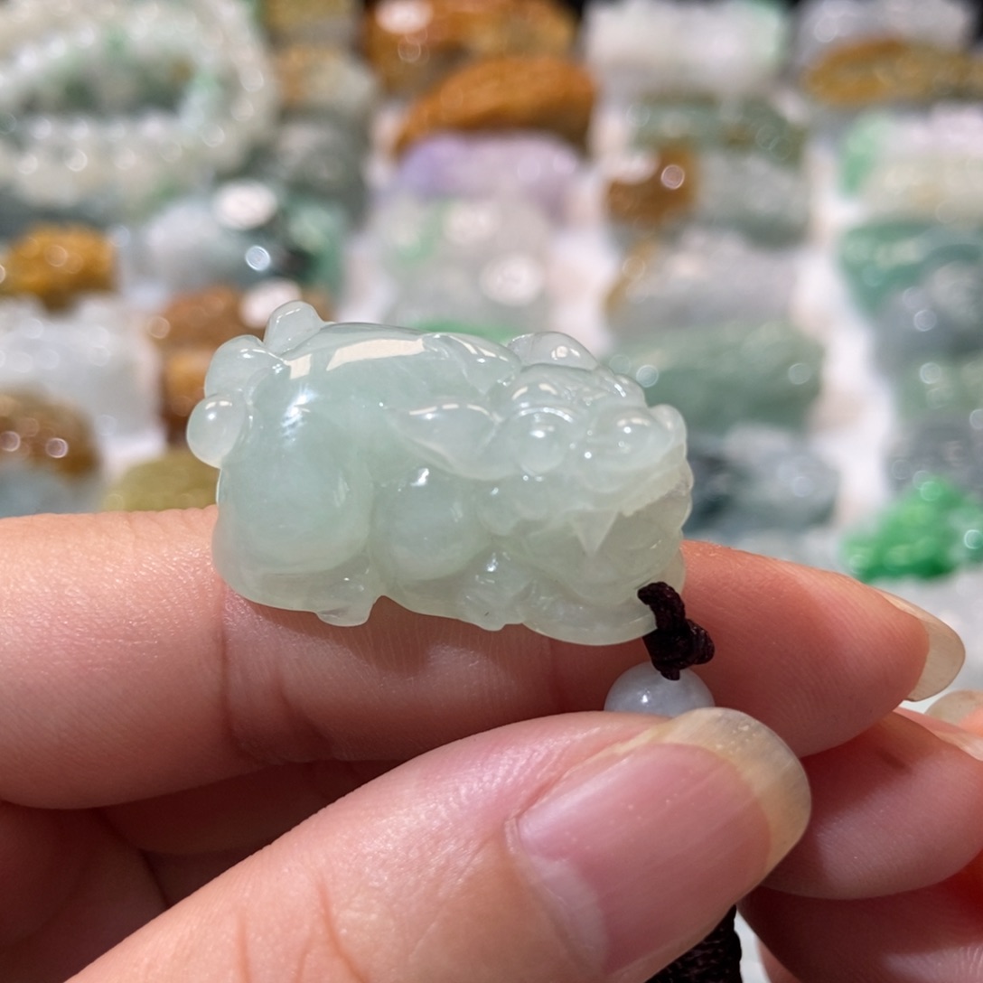翡翠未镶嵌颈饰貔貅