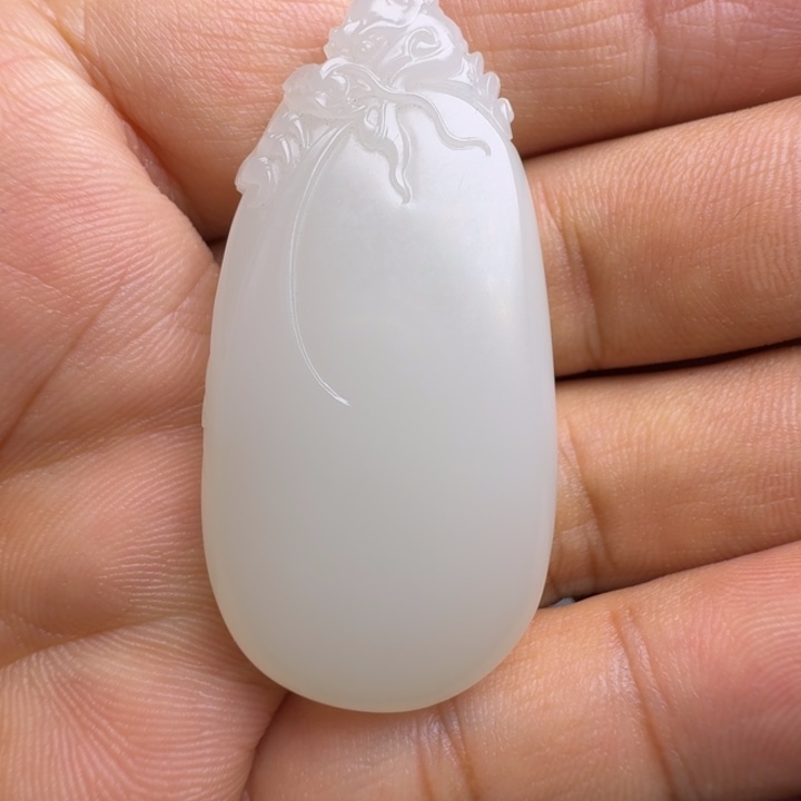 日***星和田玉未镶嵌颈饰