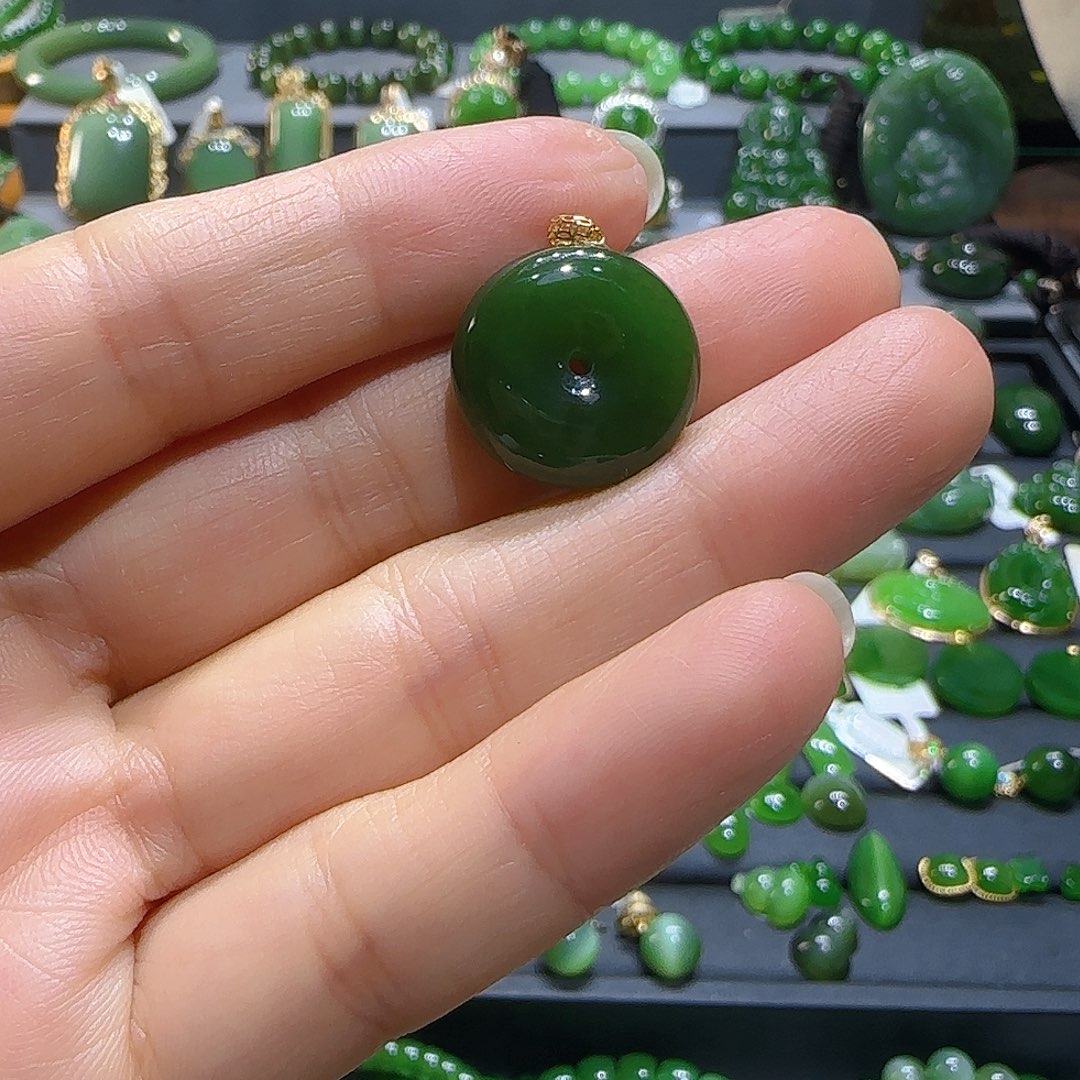 颈饰18K金镶嵌和田玉（碧玉）