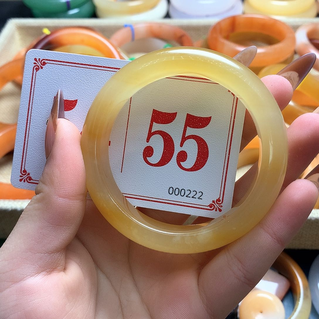 未镶嵌石英质玉（黄龙玉）手镯