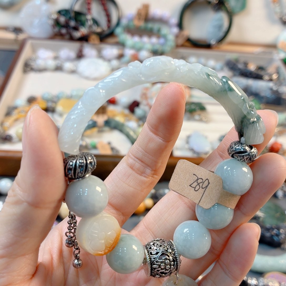 卡****翡翠未镶嵌颈饰手串