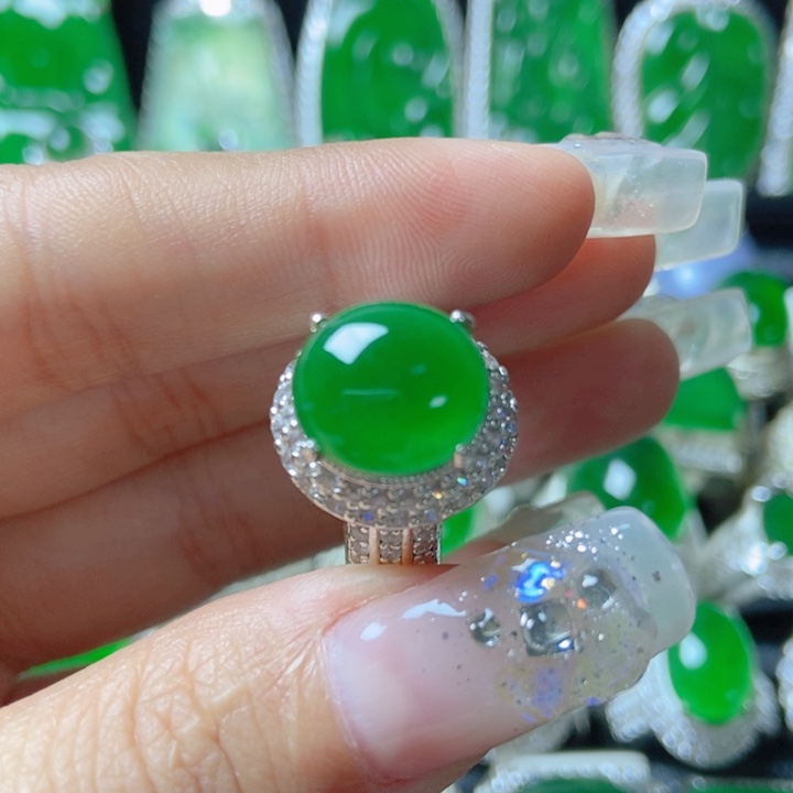 翡翠颈饰未镶嵌 18。     