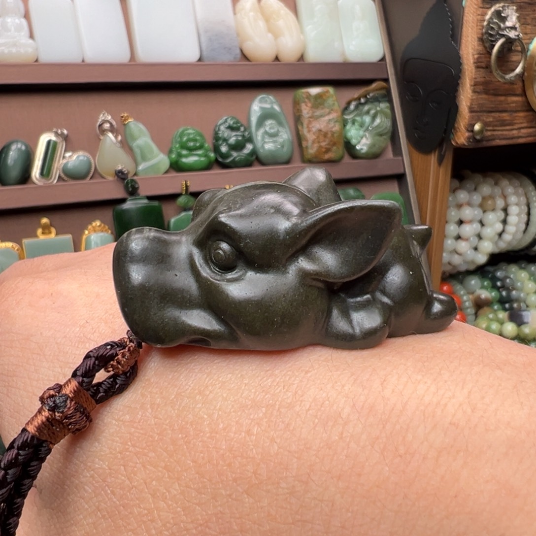 和田玉未镶嵌把件卡通大头小身子趴趴狗有丝状棉68.8g福利19