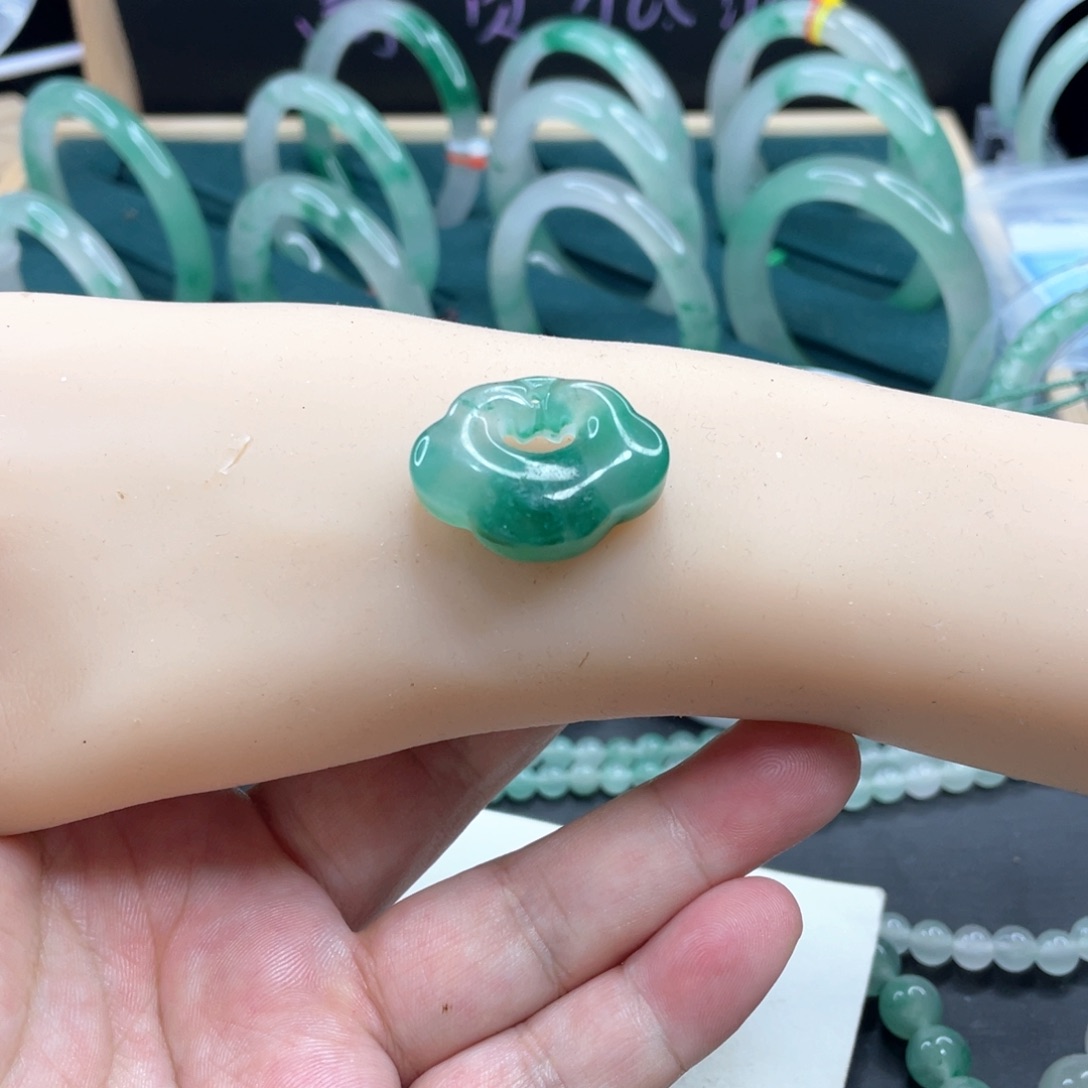 石英质玉未镶嵌颈饰