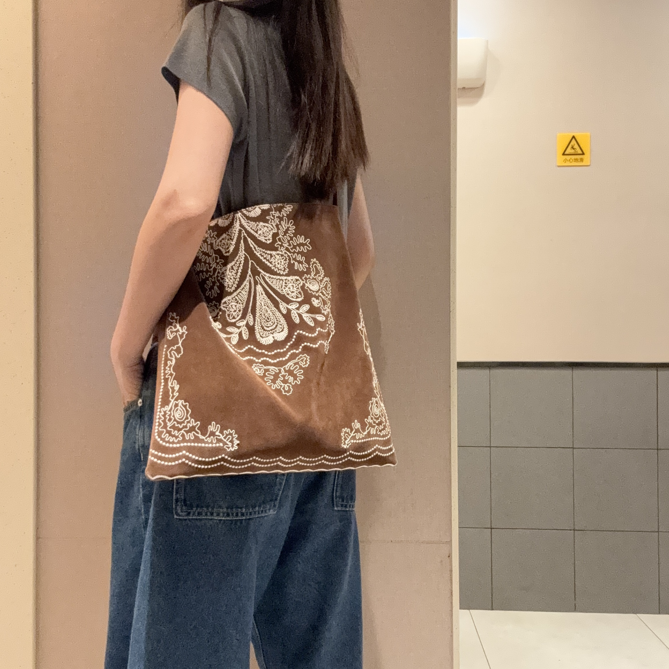 磨砂麂皮刺绣民族风大容量托特包波西米亚风通勤慵懒真皮百搭水桶