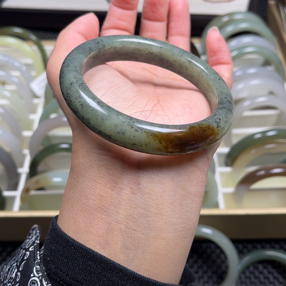 和田玉未镶嵌手镯60圈