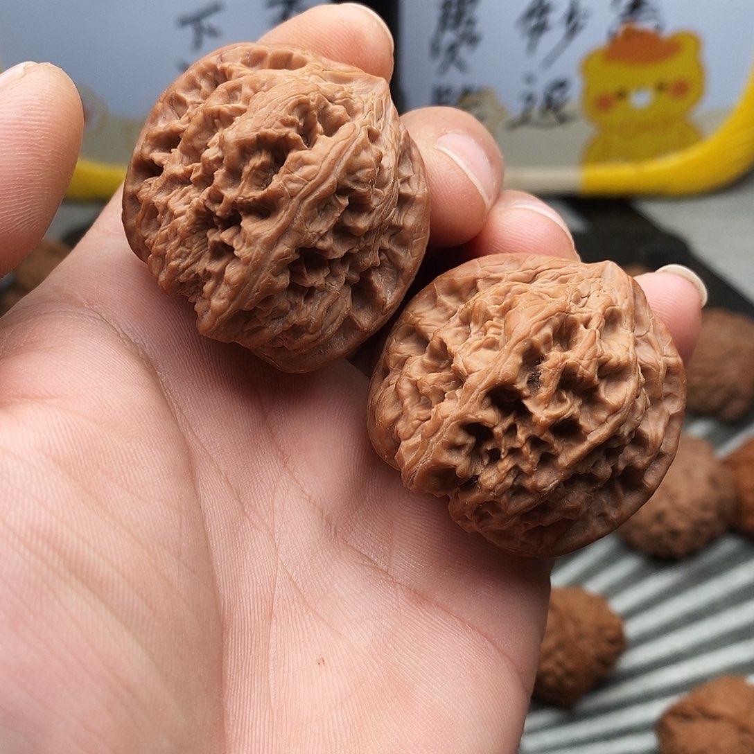 文玩核桃吊坠野牛