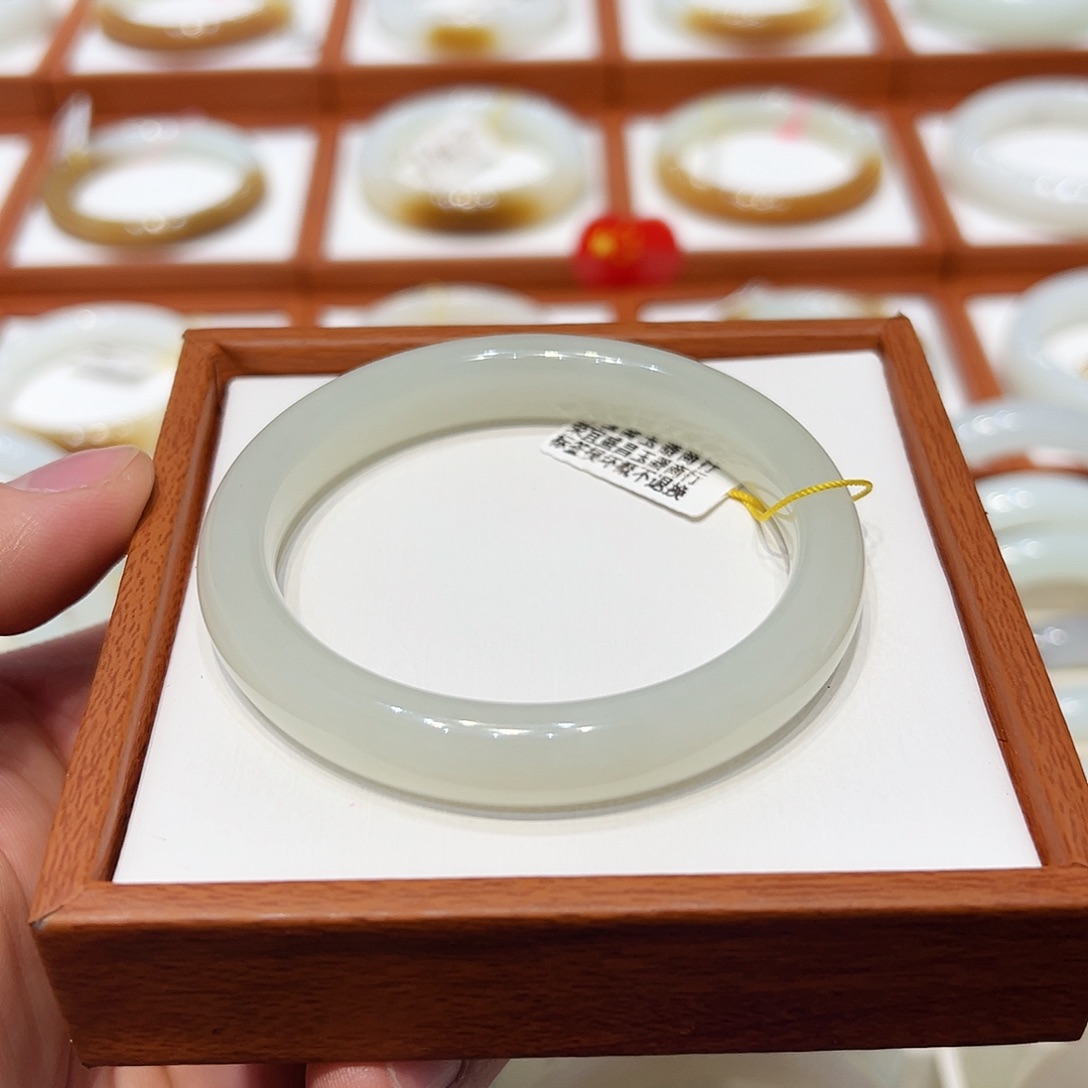 和田玉手镯未镶嵌小*荔枝冻