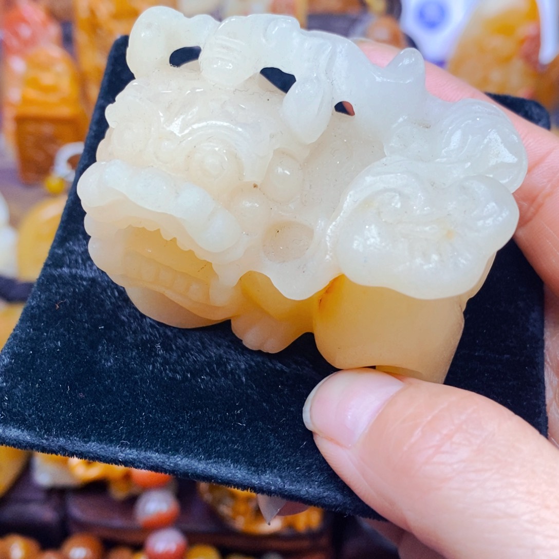 未镶嵌石英质玉（黄龙玉）颈饰