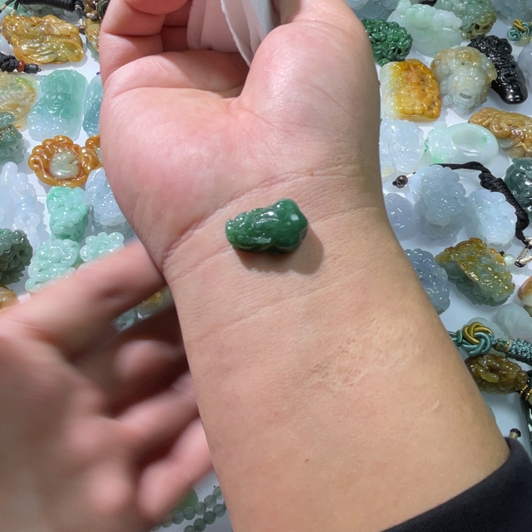 翡翠颈饰未镶嵌天然