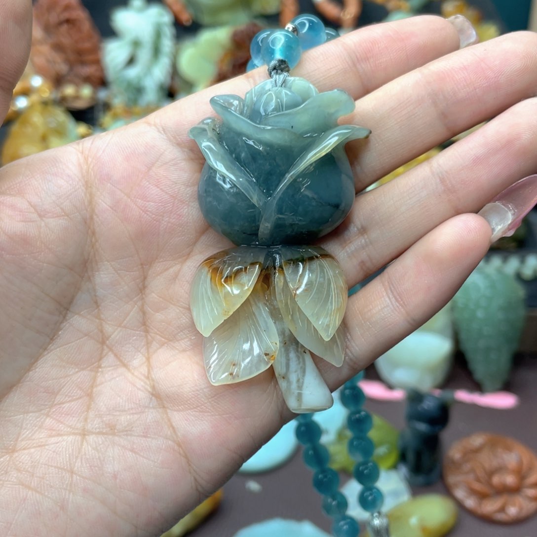 蛇纹石玉颈饰未镶嵌