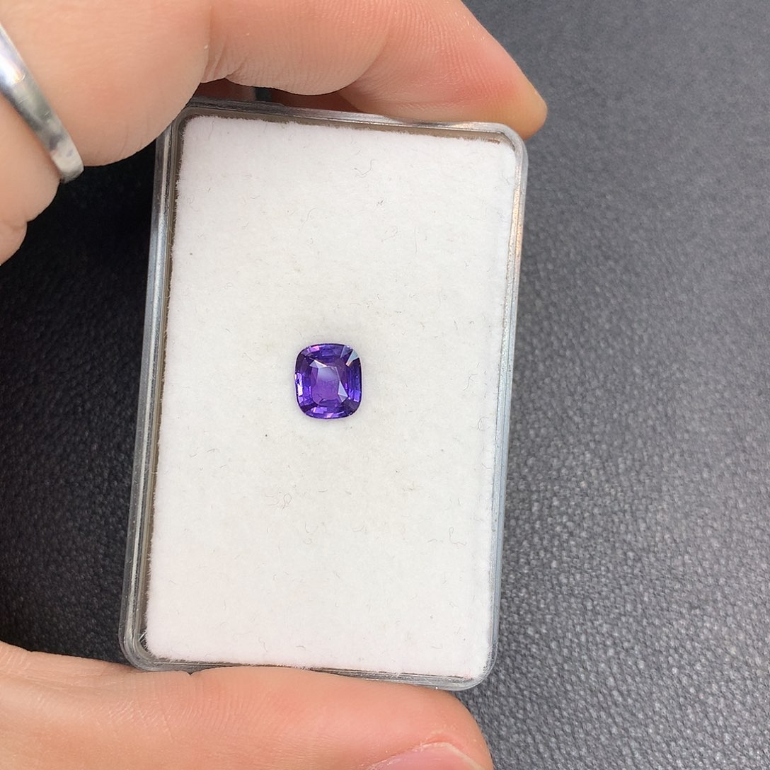 蓝宝石裸石未镶嵌