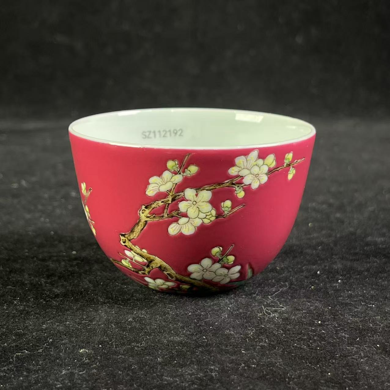 Y胭脂红地粉彩梅花纹卧足杯