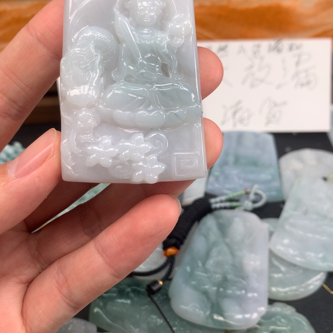 翡翠未镶嵌颈饰虚空