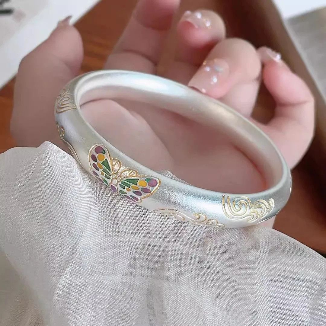 999.9银珐琅彩蝴蝶描金祥云纹泥鳅背闭口镯