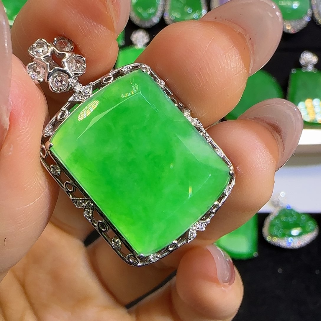 翡翠颈饰18K金镶嵌。