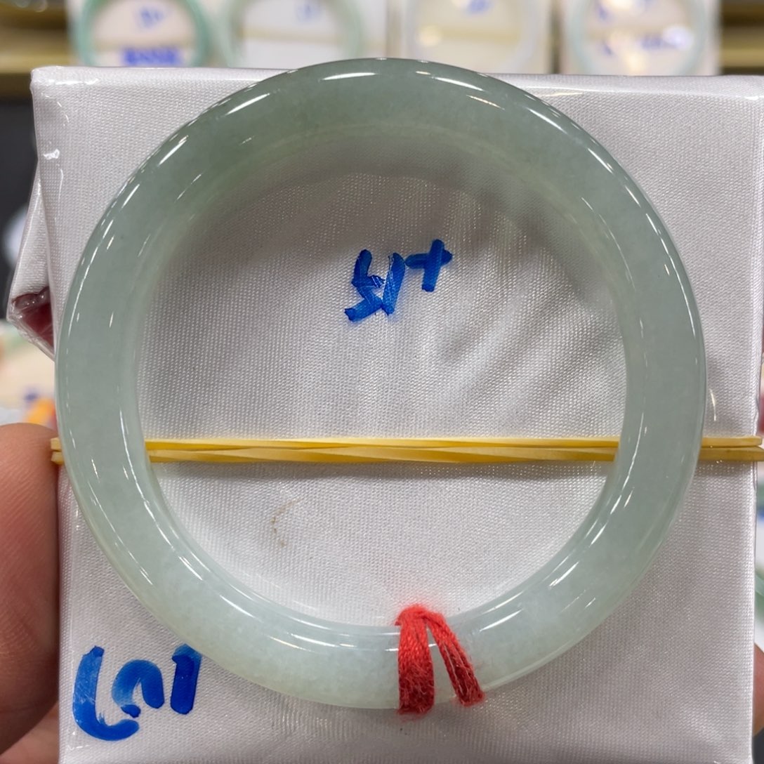 翡翠手镯未镶嵌翡翠手镯