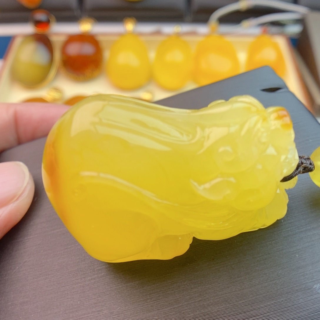 琥珀颈饰未镶嵌貔貅鸡油黄