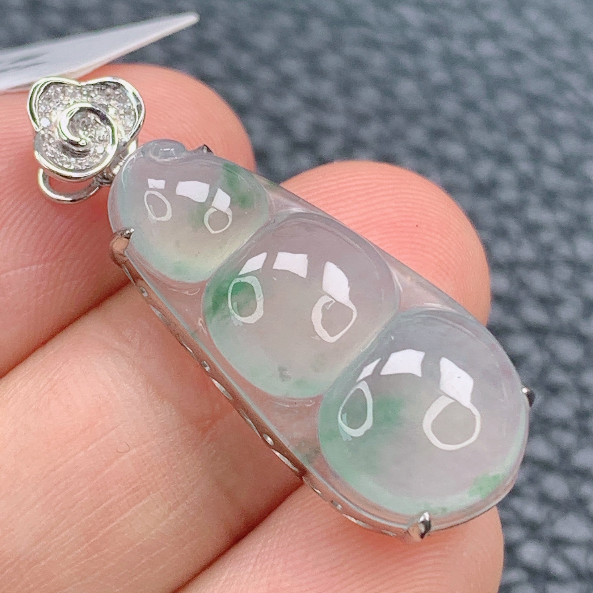 天然缅甸A货翡翠冰种冰透飘花福豆镶嵌18k金吊坠玉挂件