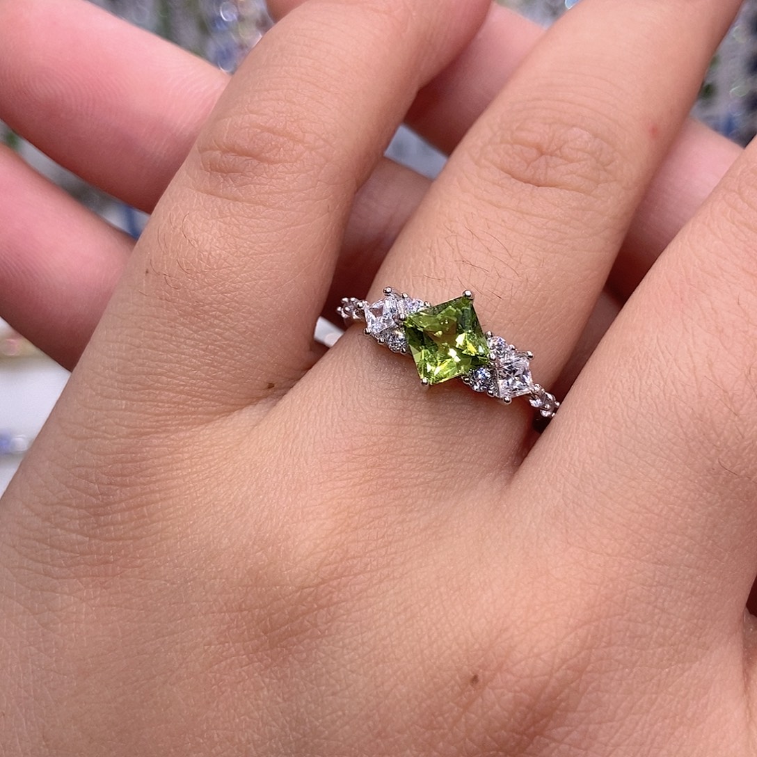 银S925镶嵌橄榄石戒指