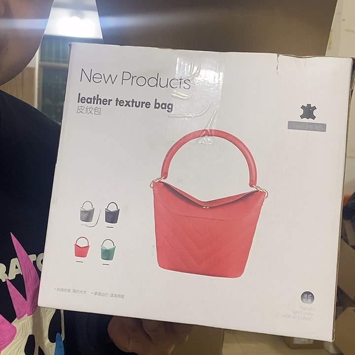 开播福利法式皮纹包