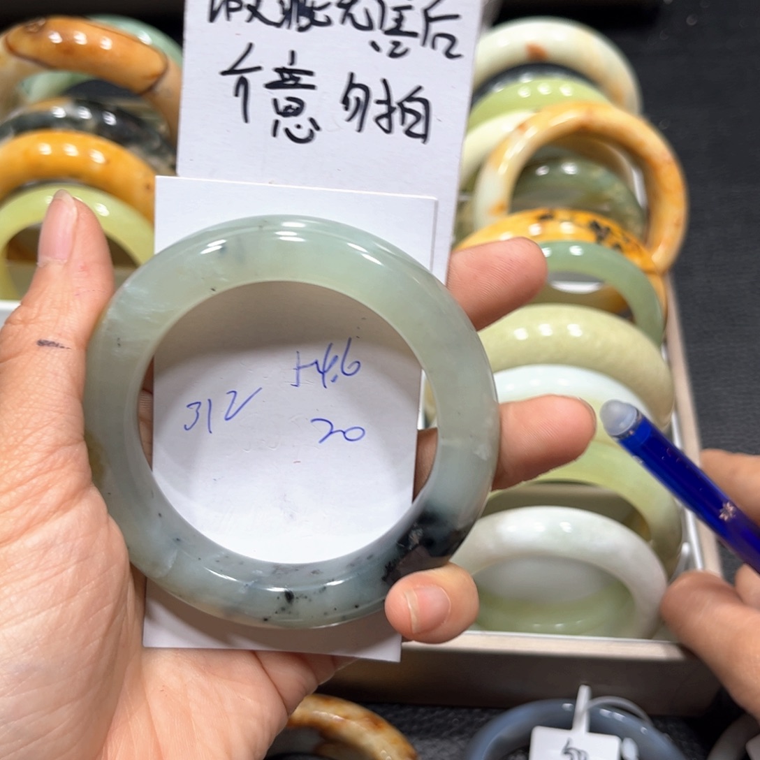 蛇纹石玉未镶嵌手镯