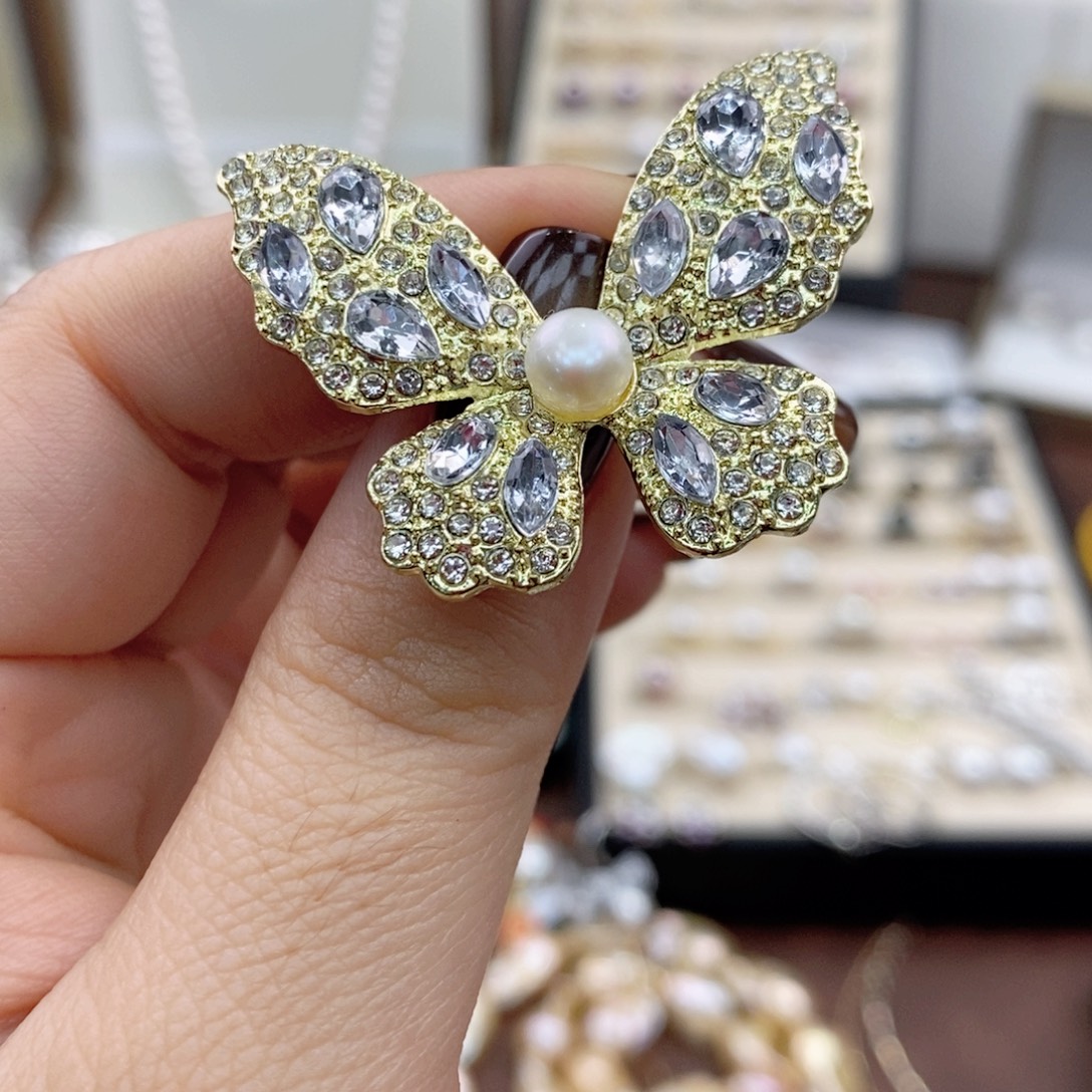 淡水珍珠胸饰合金