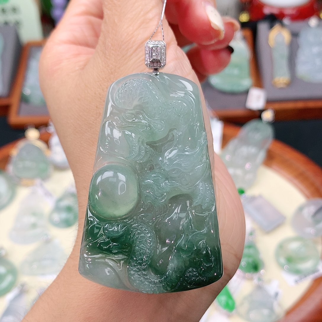 翡翠18K金镶嵌颈饰龙牌