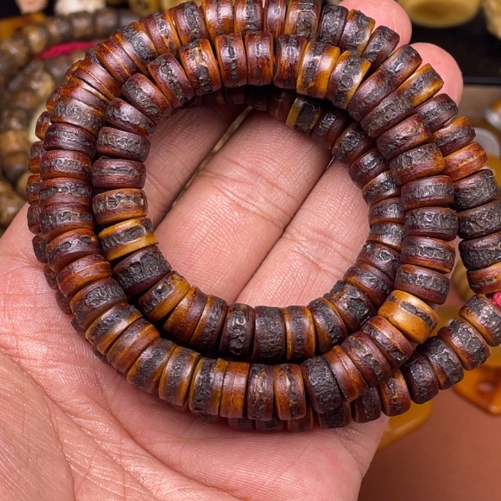 驼骨摆件人工忙着