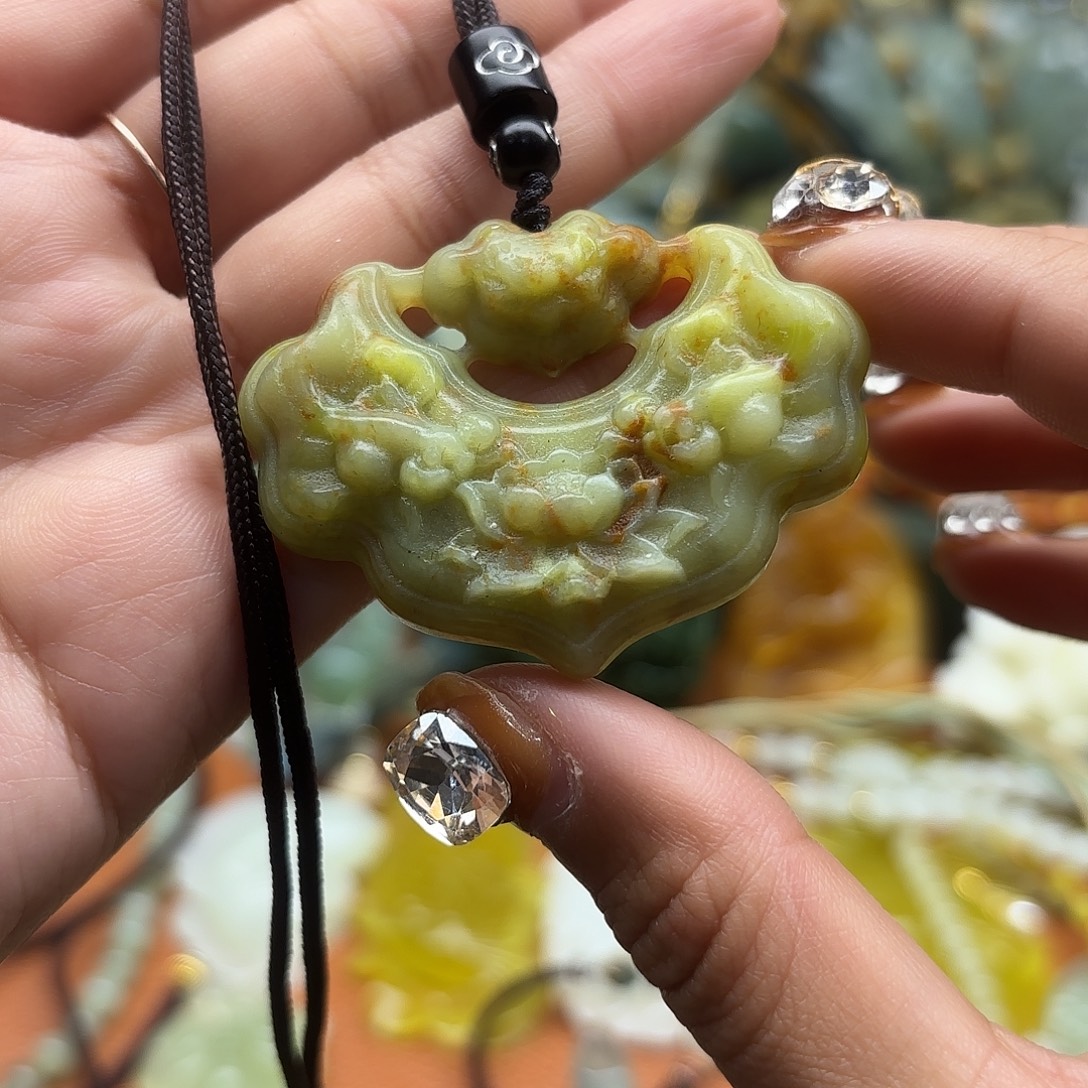 蛇纹石玉未镶嵌吊坠