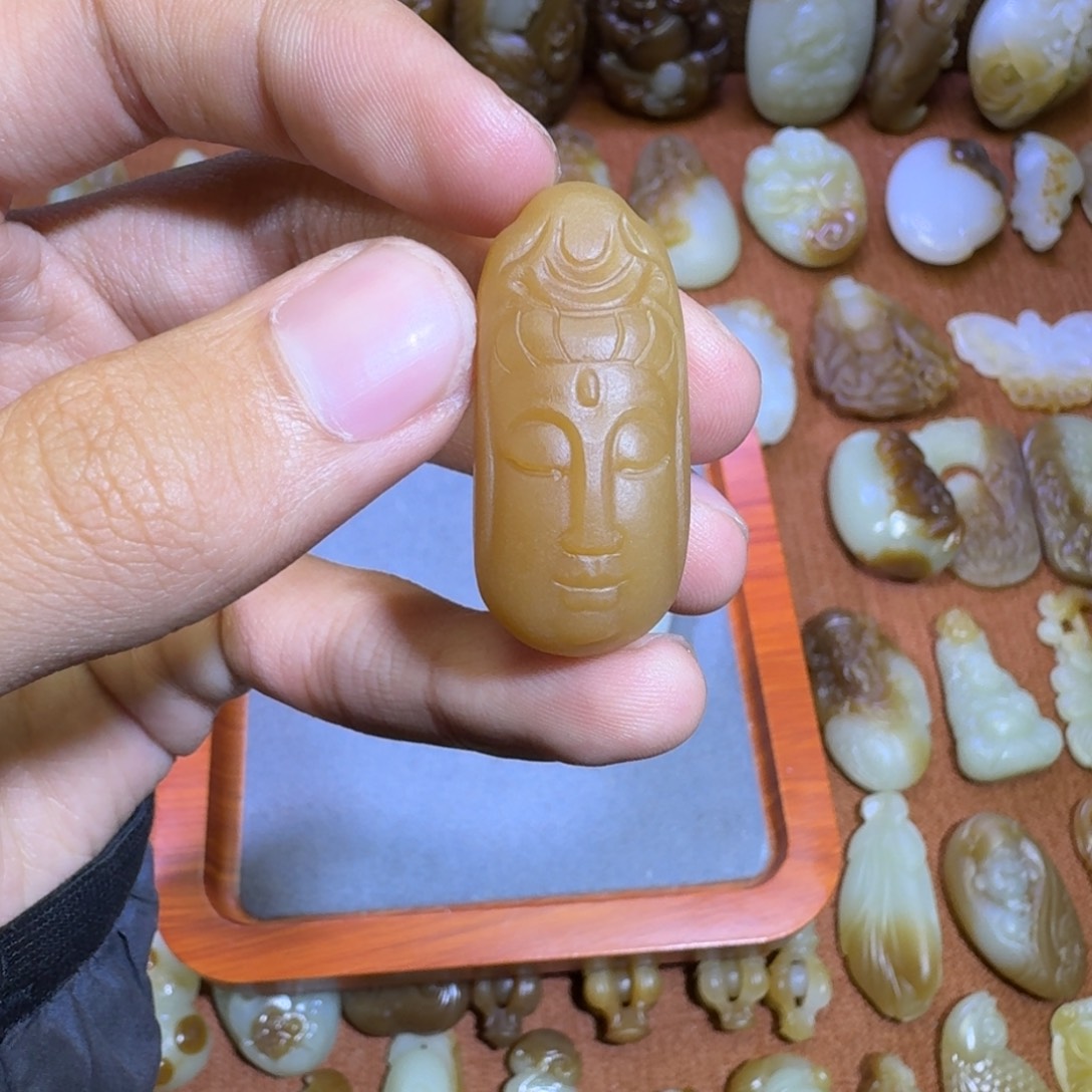 蒸***上和田玉未镶嵌颈饰