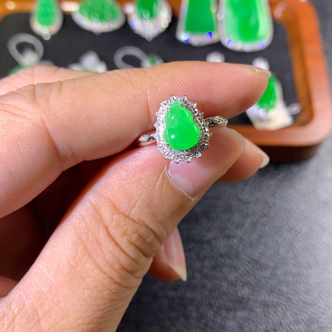 哈***_翡翠18K金镶嵌戒指翡翠